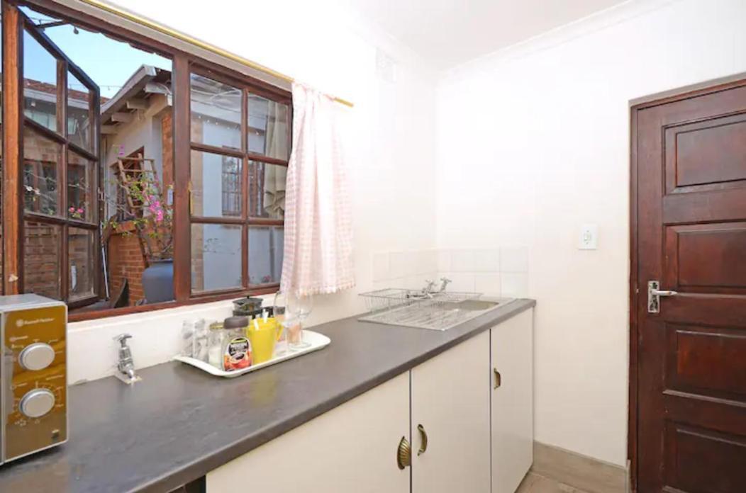 Happy Colourful Cottage โจฮันเนสเบิร์ก ภายนอก รูปภาพ